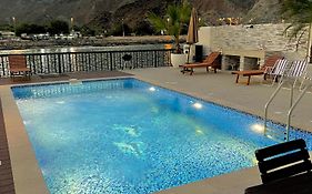 Al Dana Palma Villa - Luxury 4-Bedroom Villa With Heated Pool & Mountain Sea View